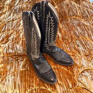 Cowtown Vintage Black leather white stitching mid rise calf cowboy boots 9.5W?